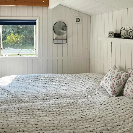 Fredfyldt Hjem Omgivet Af Marker Og Skov