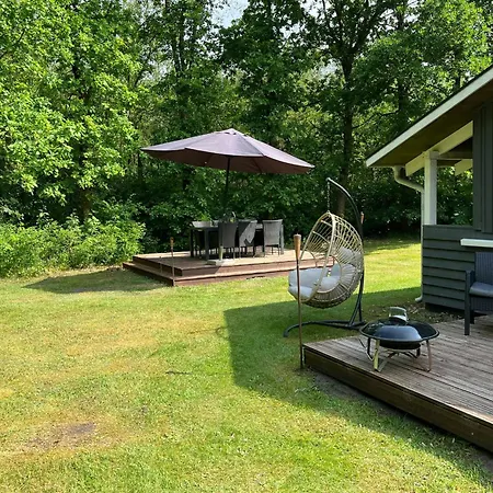 Fredfyldt Hjem Omgivet Af Marker Og Skov *