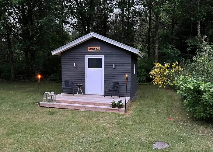 Fredfyldt Hjem Omgivet Af Marker Og Skov